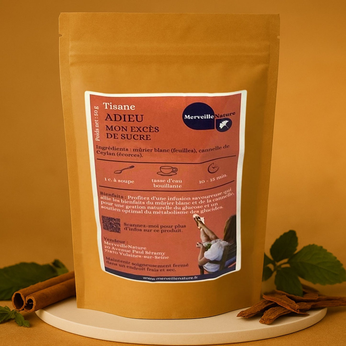 Sachet kraft de la tisane ‘Adieu mon excès de sucre’ de MerveilleNature, contenant un mélange de feuilles de mûrier blanc et d’écorces de cannelle de Ceylan. Le produit est présenté dans un décor naturel évoquant équilibre, contrôle de la glycémie et bien-être digestif.