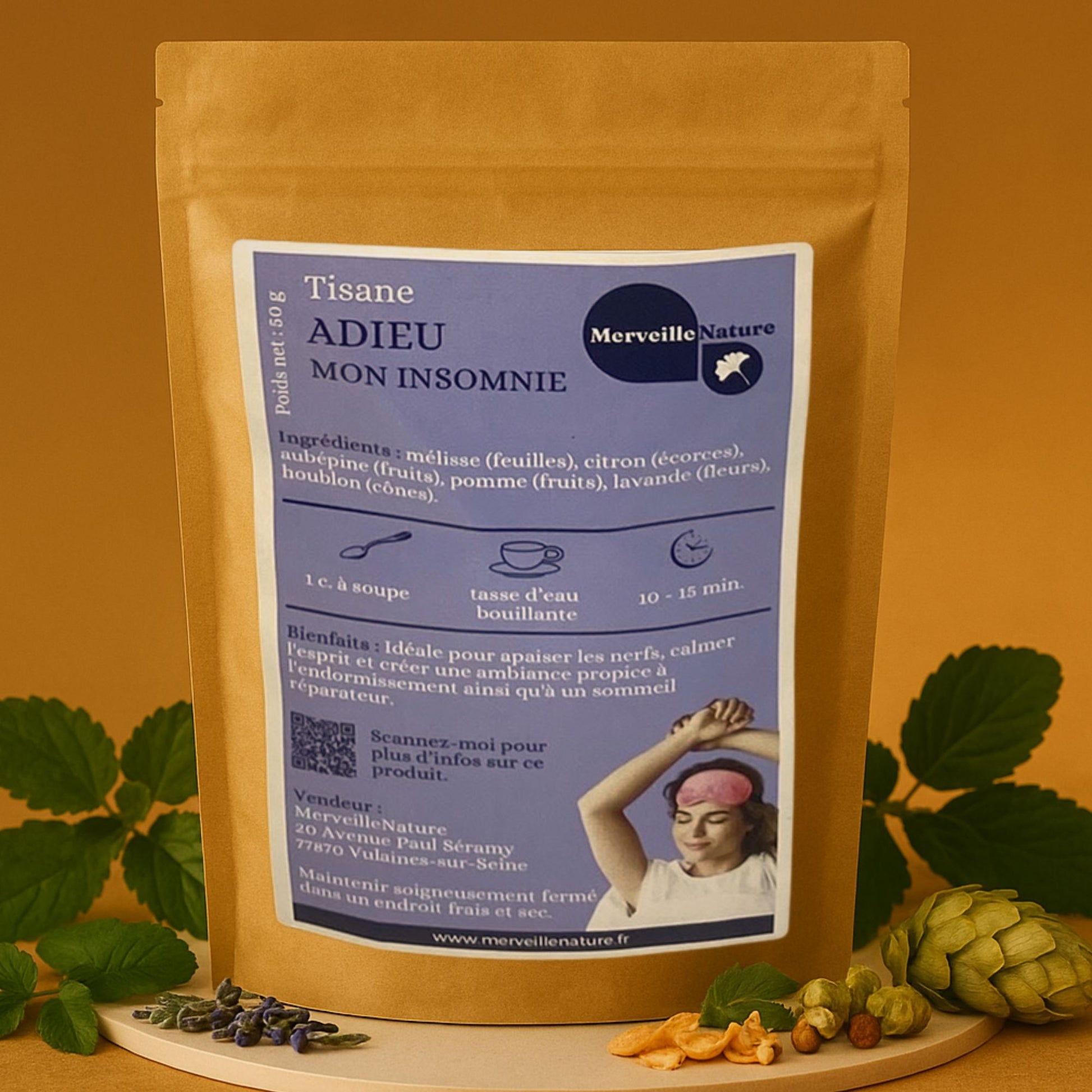 Sachet kraft de la tisane ‘Adieu mon insomnie’ de MerveilleNature, contenant un mélange de plantes relaxantes telles que la mélisse, l’écorce de citron, l’aubépine, la pomme, la lavande et le houblon. Le produit est présenté dans un décor naturel évoquant calme, détente et sommeil réparateur.