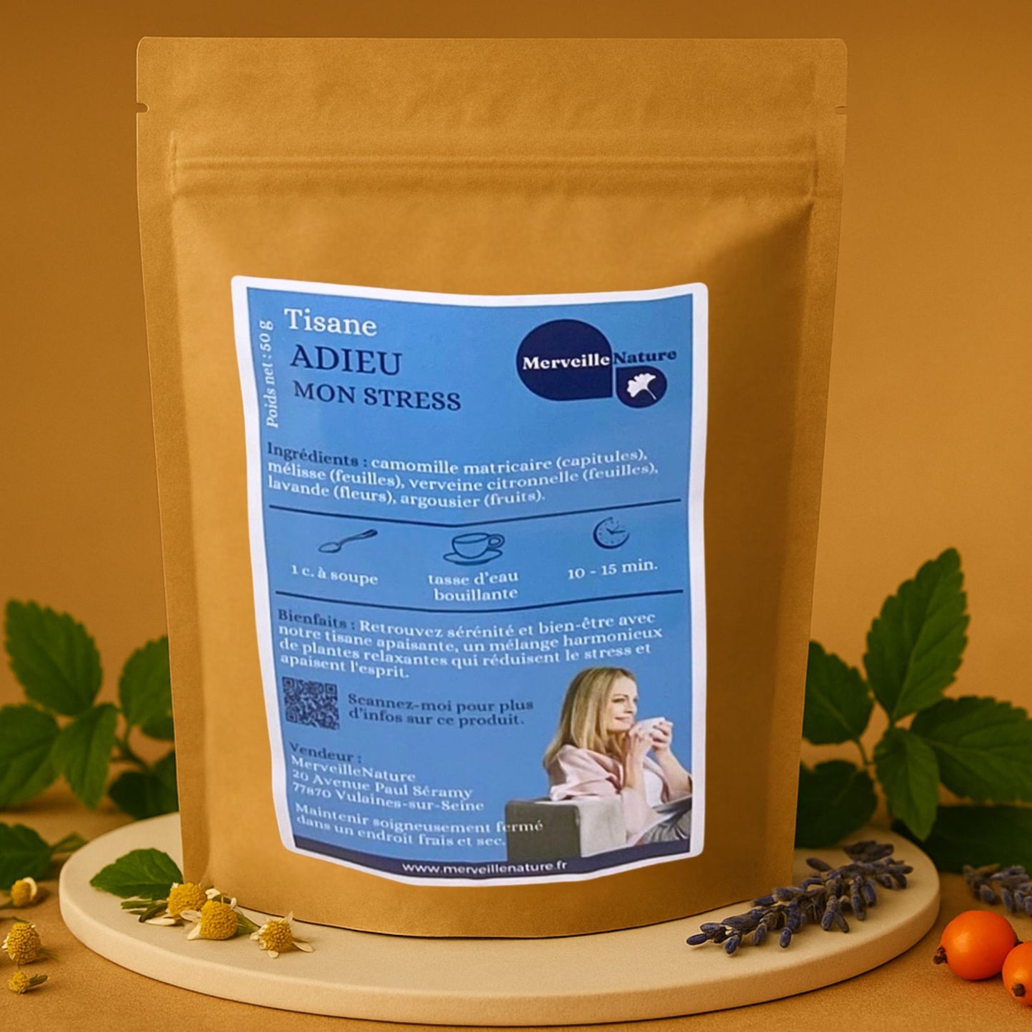 Sachet kraft de la tisane ‘Adieu mon stress’ de MerveilleNature, contenant un mélange de plantes apaisantes telles que la camomille matricaire, la mélisse, la verveine citronnelle, la lavande et l’argousier. Le produit est présenté dans un décor naturel évoquant détente, sérénité et bien-être émotionnel.