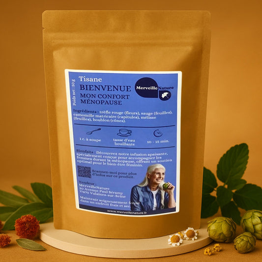 Sachet kraft de la tisane ‘Bienvenue mon confort ménopause’ de MerveilleNature, contenant un mélange de plantes bienfaisantes telles que le trèfle rouge, la sauge, la camomille matricaire, la mélisse et le houblon. Le produit est présenté dans un décor naturel évoquant équilibre, confort et bien-être féminin durant la ménopause.