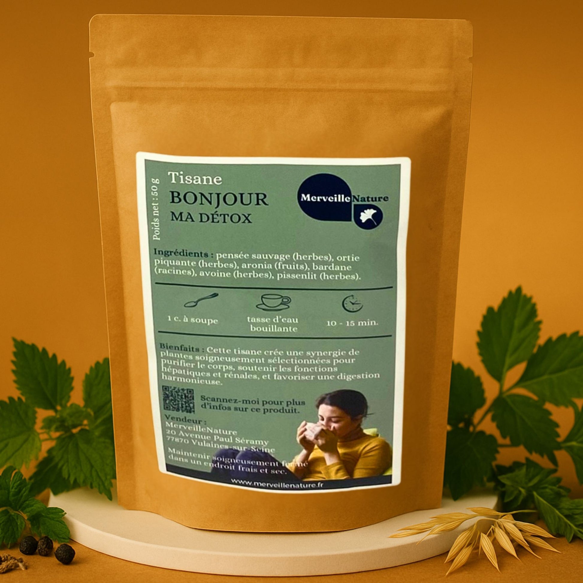 Sachet kraft de la tisane ‘Bonjour ma détox’ de MerveilleNature, un mélange dépuratif associant pensée sauvage, ortie piquante, aronia, bardane, avoine et pissenlit. Le produit est photographié dans un décor naturel évoquant purification, drainage et bien-être détox.