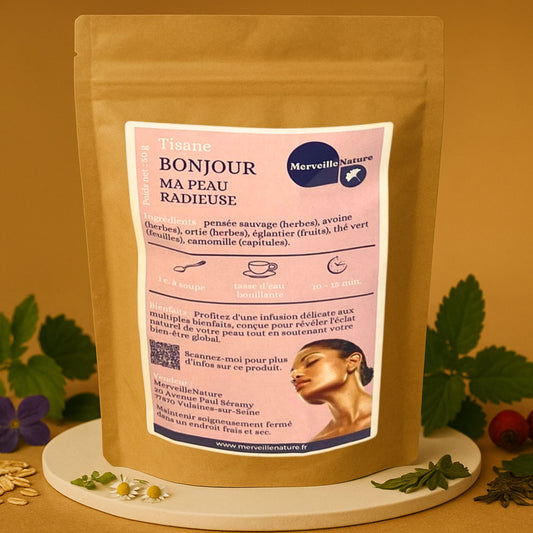 Sachet en kraft de la tisane ‘Bonjour Ma Peau Radieuse’ de MerveilleNature, avec étiquette indiquant les ingrédients naturels. Le produit est présenté dans un décor chaleureux avec des plantes comme la pensée sauvage, l’ortie, l’avoine, la camomille et des fruits d’églantier, évoquant une peau éclatante et un bien-être naturel.