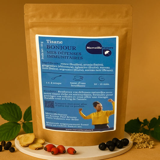 Sachet en kraft de la tisane ‘Bonjour Mes Défenses Immunitaires’ de MerveilleNature, avec étiquette bleue présentant la liste des ingrédients et conseils d’infusion, photographié sur un fond chaud avec des baies de sureau, cynorhodon, gingembre et feuilles disposées autour.