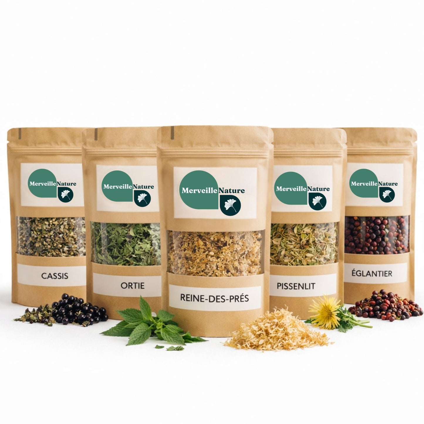 Cinq sachets kraft MerveilleNature contenant les plantes médicinales en vrac de la Tisane Confort Articulaire — cassis, ortie, reine-des-prés, pissenlit et églantier — accompagnés de leurs plantes fraîches, sur fond blanc
